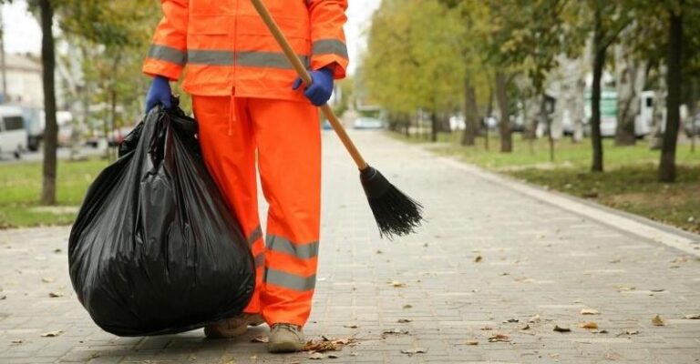 Εργαζόμενη στην καθαριότητα: «Με ένα μπουκάλι νερό έφτιαξε η εβδομάδα μου…»