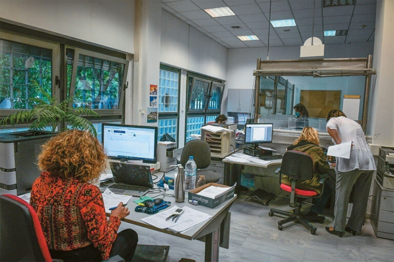 Ευχάριστα νέα για τους μόνιμους δημοσίους υπαλλήλους που βγαίνουν στη σύνταξη