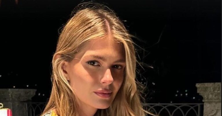 Αμαλία Κωστοπούλου: Κοσμοπολίτικες διακοπές στη Λίμνη Κόμο με εντυπωσιακό μίνι cape dress Valentino