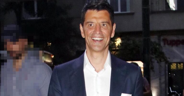 Σάκης Ρουβάς: Οι τρυφερές φωτογραφίες αγκαλιά με τα παιδιά του για τη γιορτή του πατέρα