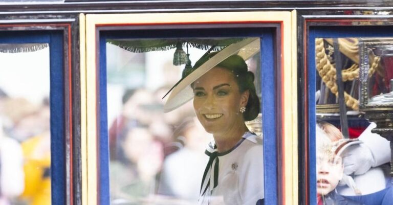 Κέιτ Μίντλετον: Εκθαμβωτική με μεταποιημένο φόρεμα στην νέα της εμφάνιση – Πώς ήταν πέρυσι με το ίδιο φόρεμα