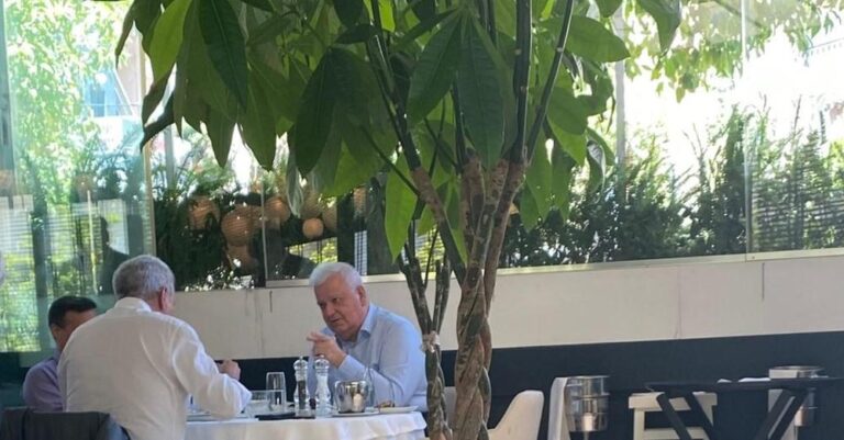 Χάρης Δούκας: Η συνάντηση με Χατζηνικολάου και Πρωτόπαππα στο Νέο Ψυχικό – Για φαγητό σε γνωστό εστιατόριο