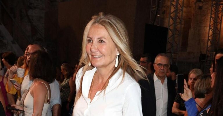 Μαρέβα Γραμπόφσκι Μητσοτάκη: Υπέρκομψη στο Ηρώδειο με glam φούστα παρεό με παγιέτες και αρχαιοελληνικό μοτίβο