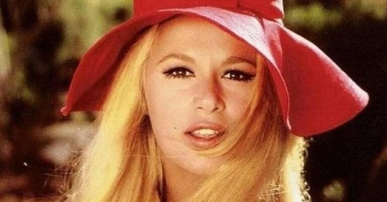 Τα καλοκαίρια της Αλίκης: Η Αλίκη Βουγιουκλάκη ποζάρει με μαγιό σε σπάνιες φωτογραφίες