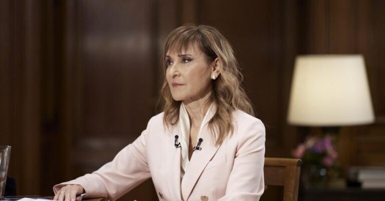 Μάρα Ζαχαρέα: Με neon μαγιό και μπαντάνα στα μαλλιά σαν σταρ του σινεμά