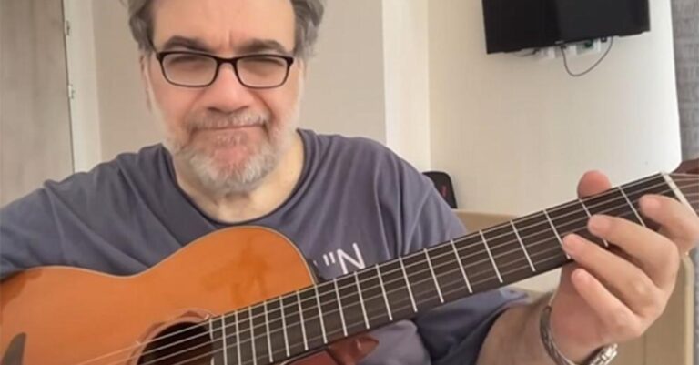 Συγκινεί ο Δημήτρης Σταρόβας: Παίζει κιθάρα πρώτη φορά μετά το εγκεφαλικό που υπέστη