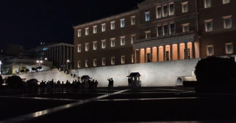 Σύνταγμα: Ξαφνικό «μπλακ άουτ» – Στο σκοτάδι η Αμαλίας, δεν λειτουργούν τα φανάρια