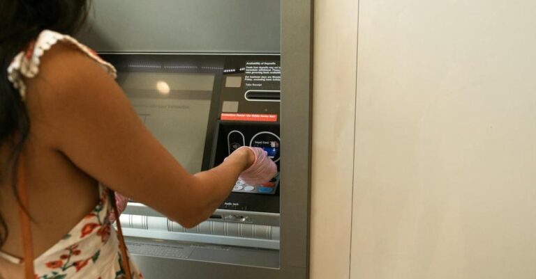 Σάλος: «Πρόστιμο» 10 εuρώ κάθε μήνα σε όλους τους πελάτες Εθνικής, Alpha Bank και Πειραιώς – Δείτε γιατί