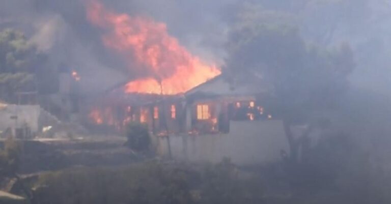 Μεγάλη φωτιά στην Κερατέα: Καίγονται σπίτια – Εκκενώνονται 5 οικισμοί