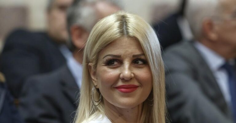 Έλενα Ράπτη: Νύφη στο δημαρχείο με μίνι κρουαζέ λευκό φόρεμα, μεταλλικά πέδιλα και λευκό clutch