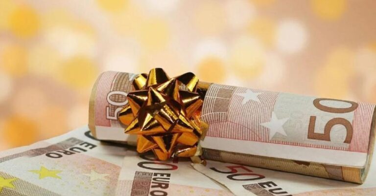 Έκτακτο Δώρο 2024: Ποιοι θα μοιραστούν 300 εκατ. εuρώ