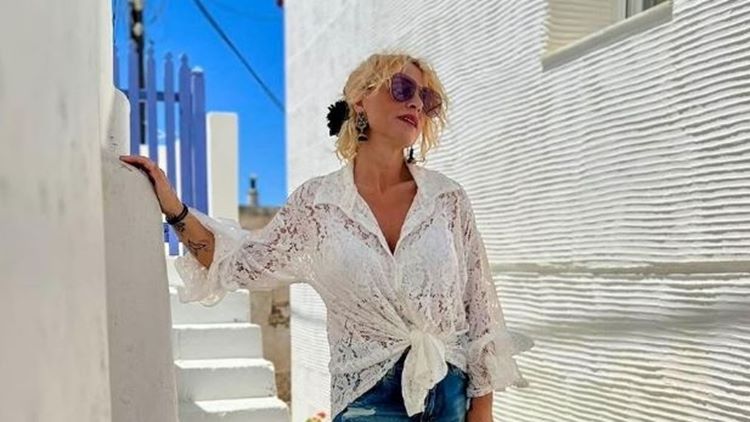 Ελεωνόρα Ζουγανέλη: Με κοντό σορτς με κρόσσια και «άσχημα» παπούτσια στην Άνω Σύρο