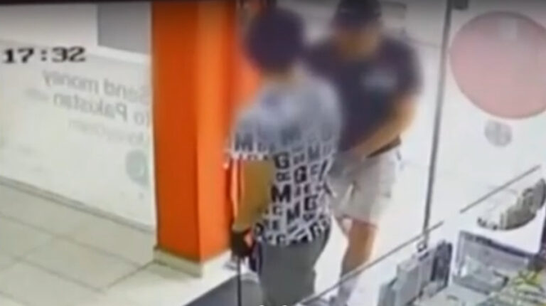 Καρέ καρέ ληστεία μέρα μεσημέρι σε κατάστημα τηλεφωνίας στο κέντρο της Αθήνας