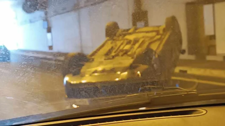 Χαμός στην Αττική Οδό με αυτοκίνητο που τούμπαρε