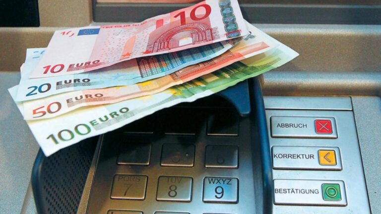 Δίνουν 72 εκατ. εuρώ αυτή την εβδομάδα: Ποιοι 76.052 Έλληνες πάνε στα ΑΤΜ και πότε