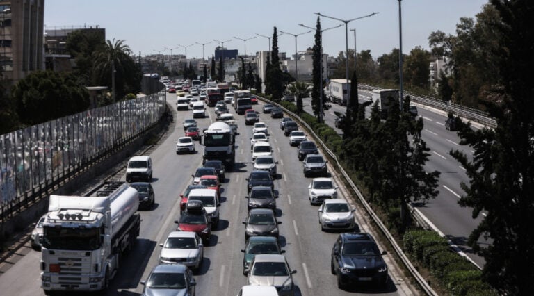 Καραμπόλα πέντε οχημάτων στην Αττική Οδό