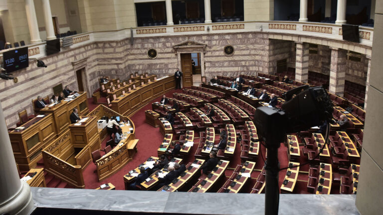 «Μου ζήτησε να βρω 12 ανθρώπους με ανάγκη»: Ο βουλευτής που μοιράζει κάθε μήνα τον μισθό των 6.000 εuρώ