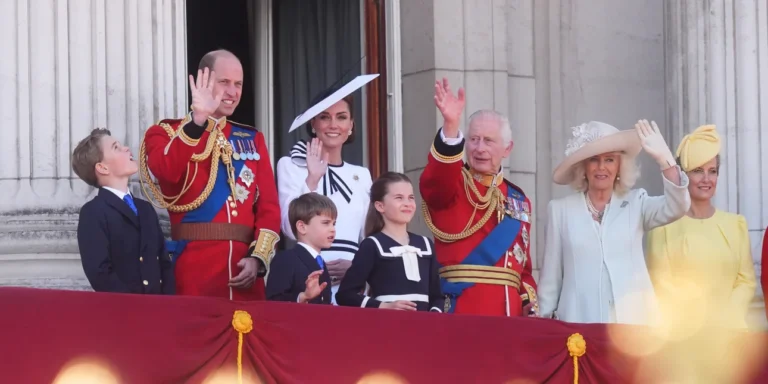 Στο μπαλκόνι του Μπάκιγχαμ η χαμογελαστή Κέιτ Μίντλετον-Η γλυκιά κίνηση του Καρόλου για να την καλωσορίσει