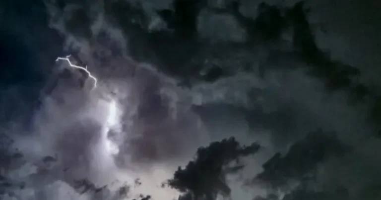 Ετοιμαστείτε, έρχεται πολλή βροχή: Έπεσαν έξω οι προβλέψεις, όλα τούμπα με τον καιρό με ισχυρές καταιγίδες