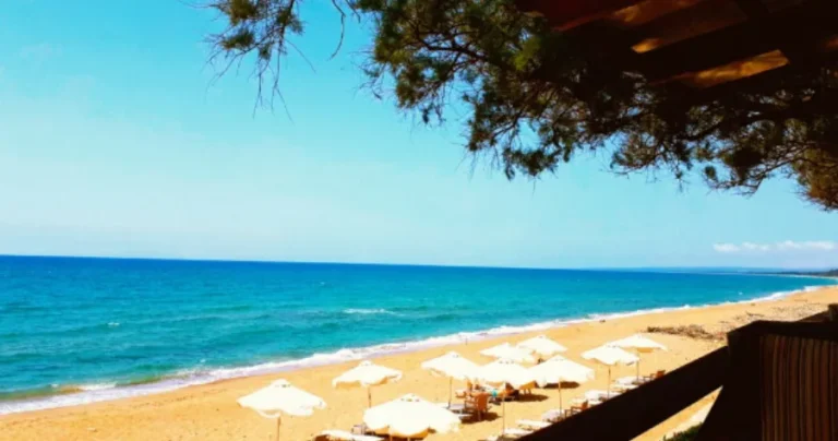 Η Μύκονος της Πελοποννήσου: Φθηνές τιμές, θάλασσες-λάδι, πας με 40 εupώ βενζίνη & κάνεις τις διακοπές της ζωής σου
