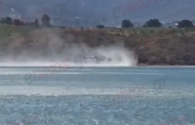 Φωτιά στην Πάρνηθα: Ελικόπτερο ανεφοδιάζεται από την λίμνη Μαραθώνα