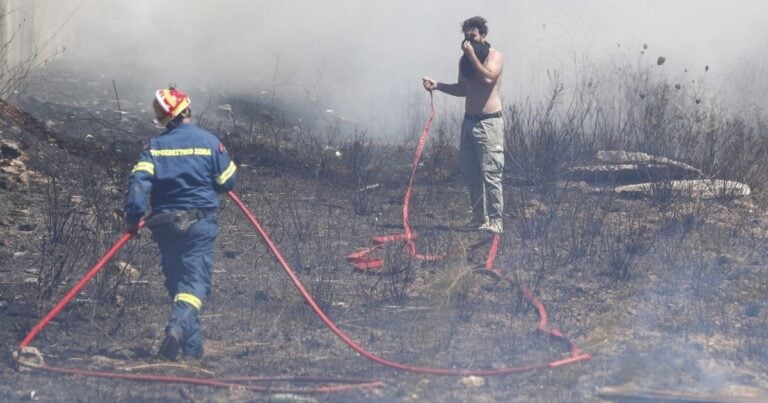 «Κόλαση» η φωτιά στη Βάρης – Κορωπίου: Ζημιές σε επιχειρήσεις, κάηκαν σπίτια, εκκενώθηκαν 3 παιδικές κατασκηνώσεις