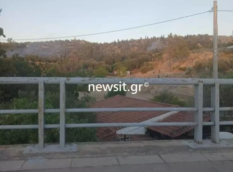Φωτιά στο λόφο Φιλοπάππου, εκκενώνεται η περιοχή πίσω από το θέατρο Δόρα Στράτου