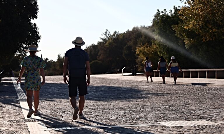 «Κλείδωσε» ο καύσωνας – 44 βαθμοί στην Αθήνα