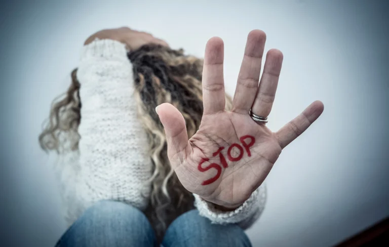 Kαι δεύτερος γνωστός δικηγόρος κατηγορείται ότι έδειρε την σύντροφό του