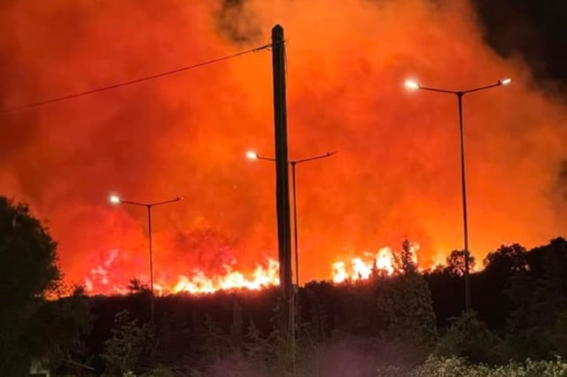 Εκκενώνεται το Δασκαλειό Κερατέας – Ανάμεσα σε σπίτια οι φλόγες