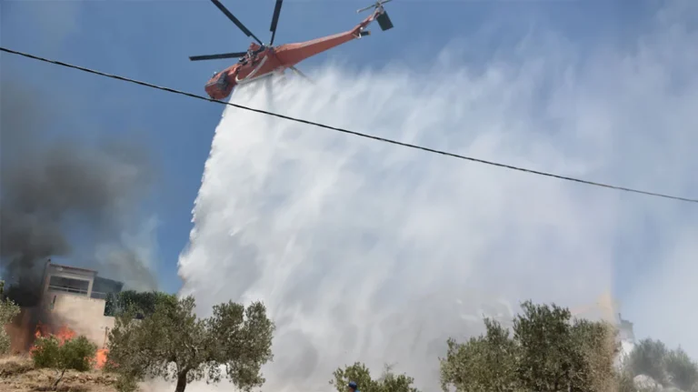 Μεγάλη φωτιά στην Κερατέα – Κάηκαν σπίτια, εκκενώθηκαν 6 οικισμοί