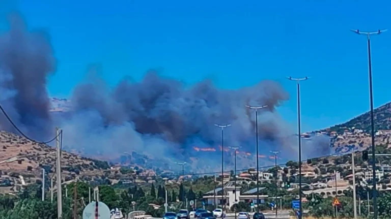 Νέα μεγάλη φωτιά στην Αττική – Καίγονται τώρα σπίτια, εκκενώθηκαν 4 οικισμοί