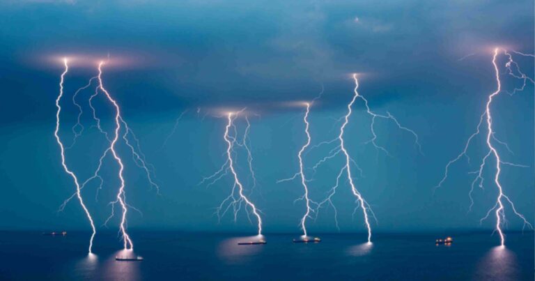 «Παγίδα θανάτου»: Tι κάνουμε αν πέσει κεραυνός την ώρα που κολυμπάμε – Mέτρα προστασίας στη θάλασσα