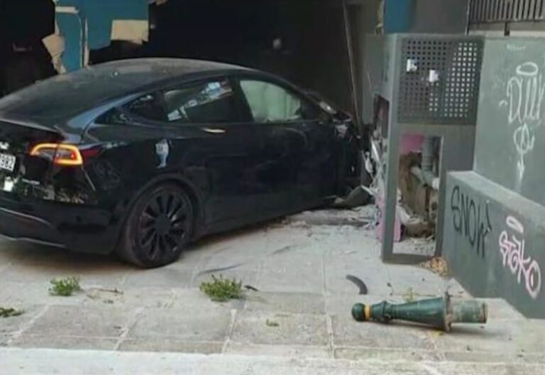 Τροχαίο στην Κηφισιά – Έχασε τον έλεγχο του Tesla και καρφώθηκε σε μαγαζί