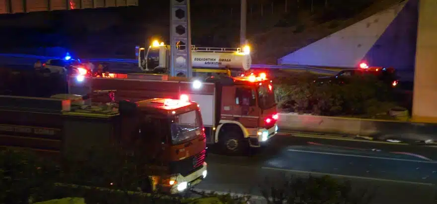 Έσβησε η φωτιά στο βυτιοφόρο - Γκρεμίζεται η γέφυρα κοντά στον Ισθμό 2 korinthos vytioforo 1