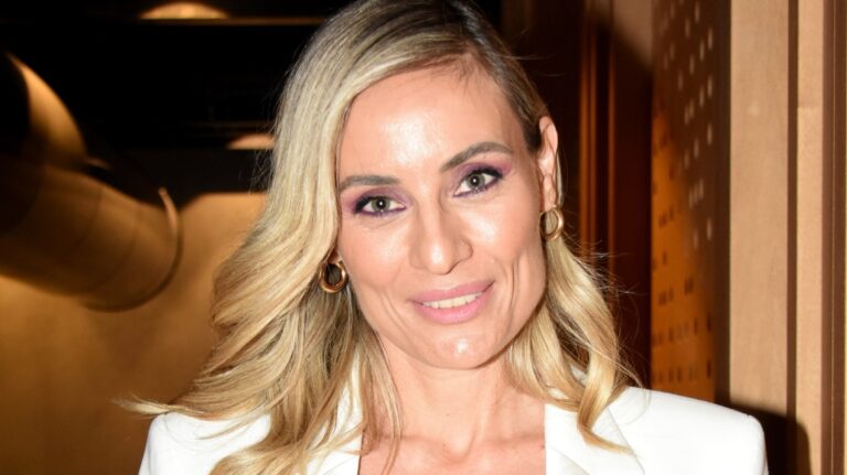 Eλεονώρα Μελέτη: Κομψή στο Ευρωκοινοβούλιο με ψηλόμεσο τζιν, blazer και τιγρέ παπούτσια