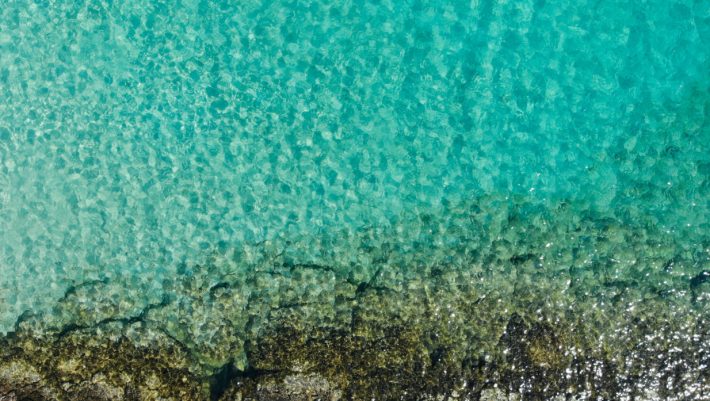 Σαρώνουν σε κρατήσεις στο Airbnb: Τα 3 νησάκια που βγάζουν τη γλώσσα σε Πάρο, Μύκονο και Σαντορίνη