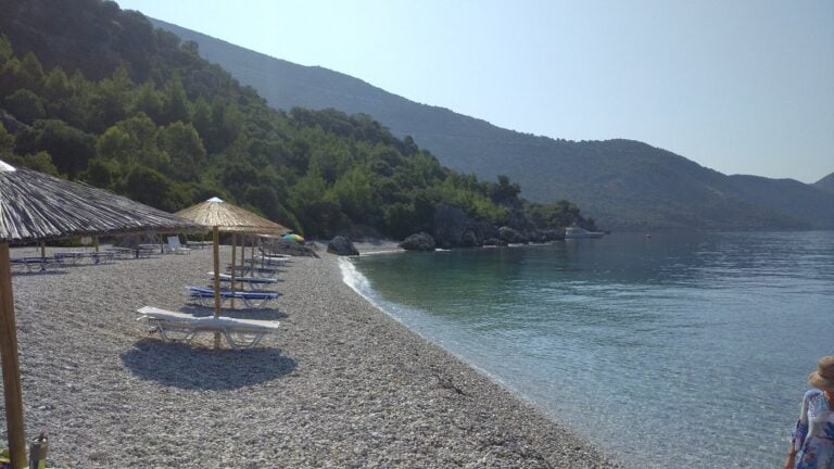 Ταβέρνες πλάι στη θάλασσα με σπιτικό φαγητό: Στο μικρό νησί που λατρεύουν οι τουρίστες, θα χορτάσεις μπάνια και ξεκούραση