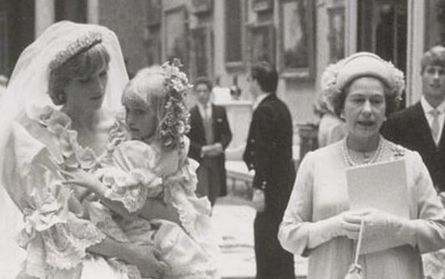 ntaiana karolos oi agnwstes fwtografies tou gamou.w hr