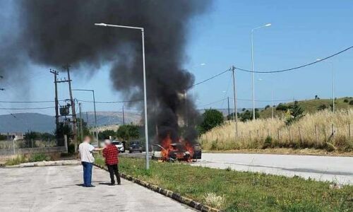 Ιωάννινα: Οδηγός σώθηκε από φλεγόμενο αυτοκίνητο – Σοκαριστικές εικόνες