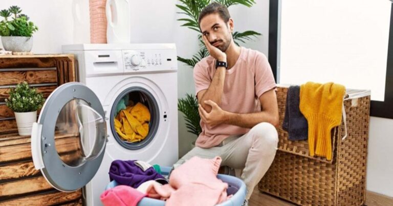 Έτσι χαλάει το πλυντήριο αλλά και τα ρούχα: 2 ολέθρια λάθη που κάνουμε όλοι όταν βάζουμε υγρό πλυντηρίου