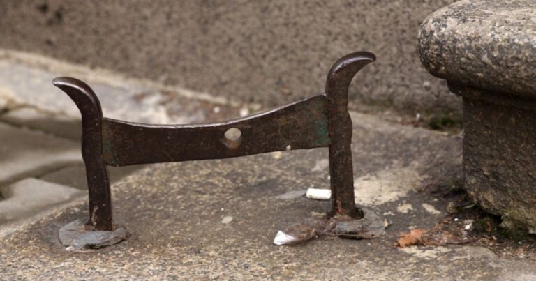 Δεν πάει το μυαλό σου: Τι ήταν αυτό το ορθογώνιο σίδερο που έβλεπες παλιά δίπλα από τις εισόδους των σπιτιών