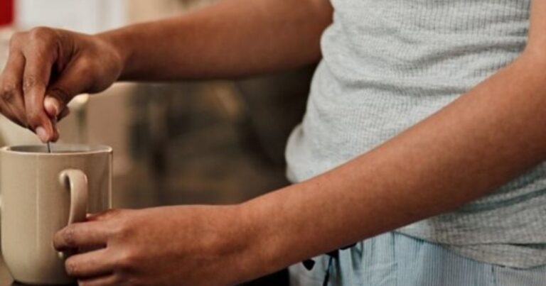 Δεν το ξέρει κανείς: Τι να βάλεις στον καφέ σου για να αποκτήσεις επίπεδη κοιλιά και να έχει υπέροχη γεύση