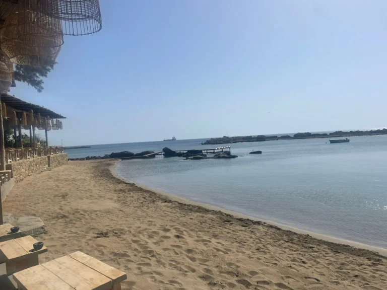 Ρόδος: Ξήλωσε τις παράνομες ξαπλώστρες και εξέδρες ο ιδιοκτήτης του beach bar στην Αγία Μαρίνα 