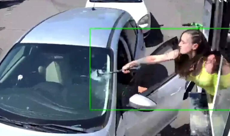 Υπάλληλος καφετέριας έσπασε με σφυρί το παρμπρίζ πελάτη που της πέταξε τον καφέ!