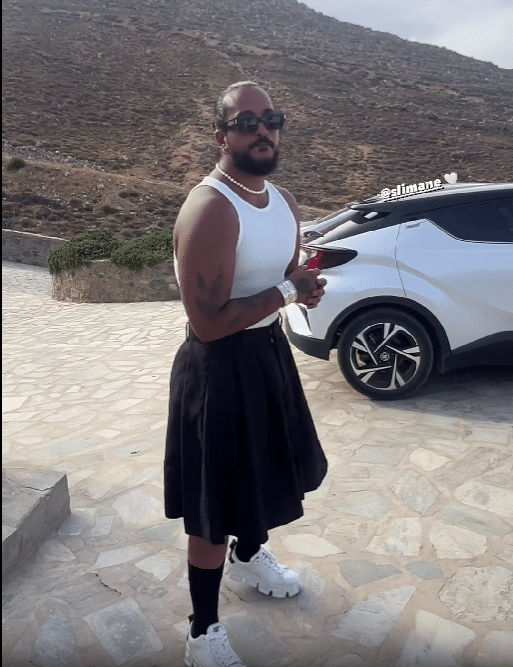 Βούκινο σε όλη την Μύκονο: Ο Γάλλος τραγουδιστής Slimane που αγαπήθηκε από όλη την Ελλάδα, έσκασε με φούστα και πέρλες 1 slimane fousta mikonos 1