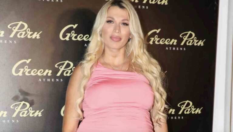 Κωνσταντίνα Σπυροπούλου: Mε την αγαπημένη τσάντα της πριγκίπισσας Νταϊάνα: H «απαγορευτική» τιμή