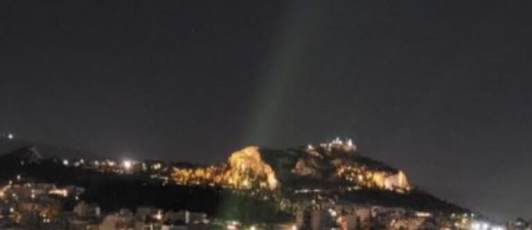 Πεδίον του Άρεως: laser προβολείς τυφλώνουν τα πουλιά πάνω στα δέντρα