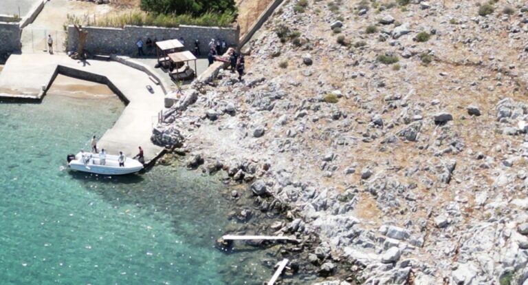 Για πλημμελή ενημέρωση των τουριστών για τον καύσωνα κατηγορεί την Ελλάδα ο Guardian