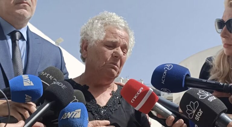 Δολοφονία Καραϊβάζ: «Λύγισε» η μητέρα του έξω από τα δικαστήρια – «Θέλω να βρεθούν αυτοί που έδωσαν την εντολή»